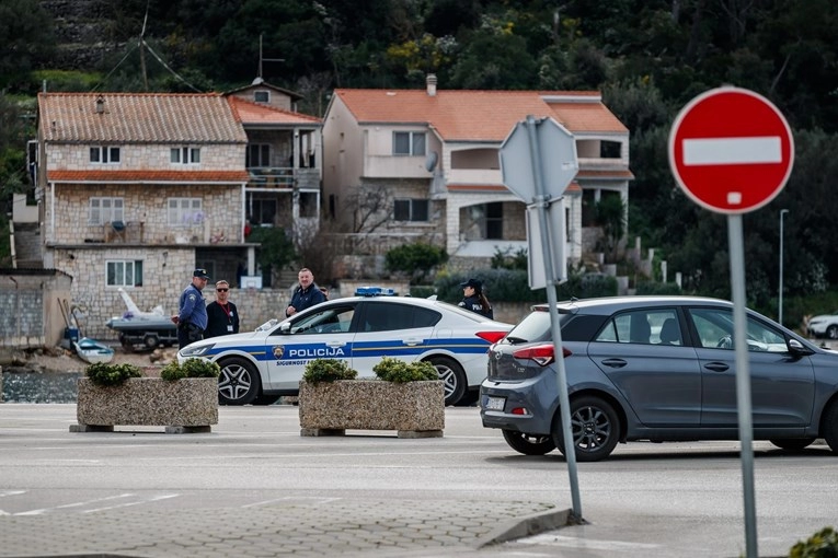 Vratio se pijan iz izlaska i curu (23) rezao nožem